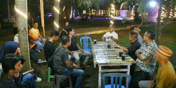 Bupati Gorontalo Utara, Thariq Modanggu saat ngopi bersama warga di Taman Rakyat Gorontalo Utara. (Foto: Gusti/Gopos)