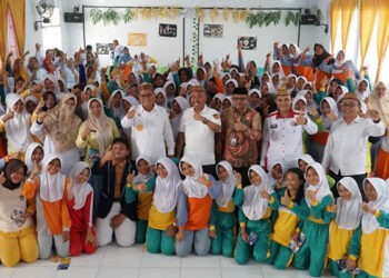 Bupati Gorontalo Utara, Thariq Modanggu dalam kegiatan pencanangan Pemeriksaan Kesehatan Gratis (PKG) di SMP N. 1 Kwandang, Rabu (3/9/2025) (Larso/Humas)