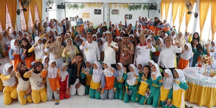 Bupati Gorontalo Utara, Thariq Modanggu dalam kegiatan pencanangan Pemeriksaan Kesehatan Gratis (PKG) di SMP N. 1 Kwandang, Rabu (3/9/2025) (Larso/Humas)