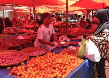 Salah satu pedagang melayani pembeli di pasar sabtu andalas Kota Gorontalo (Rama/Gopos)