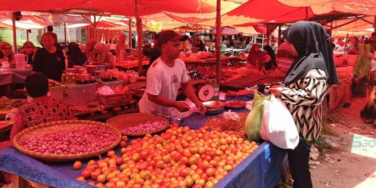 Salah satu pedagang melayani pembeli di pasar sabtu andalas Kota Gorontalo (Rama/Gopos)