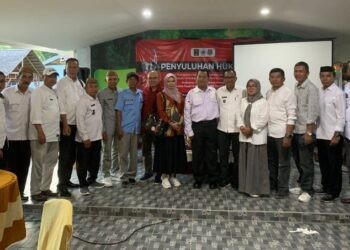 Foto bersama seluruh kepala desa bersama Camat di Tibawa dalam kegiatan penyuluhan hukum KUHP Nasional