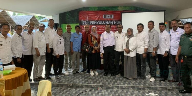 Foto bersama seluruh kepala desa bersama Camat di Tibawa dalam kegiatan penyuluhan hukum KUHP Nasional