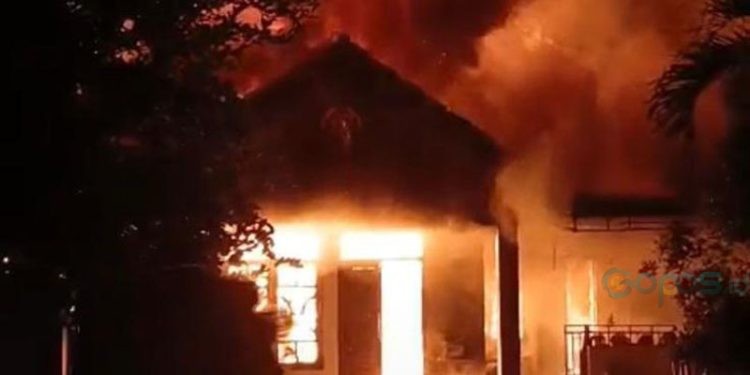 Kebakaran yang melanda sebuah rumah di Desa Padengo, Kabupaten Gorontalo.