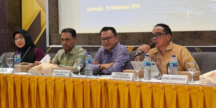 Kepala Perwakilan BI Gorontalo, Bambang Setya Permana (kanan) menyampaikan kondisi perekonomian Gorontalo. (Putra/Humas BI Gorontalo)