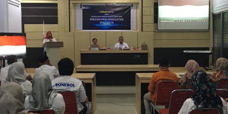 Sekretaris Dinas Komunikasi dan Informatika Kabupaten Bone Bolango, Eriana Pajria Ningsih saat memberikan sambutan pada kegiatan Forum Data dan Sosialisasi Peran Sekretaris OPD sebagai PPID Penguatan Wali Data di Aula Bappeda Litbang Bone Bolango, Rabu (10/9/2025). (Foto Indra/Gopos)