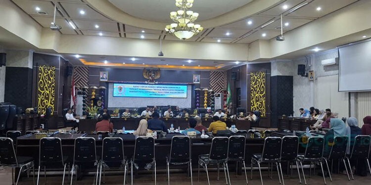 Pembahasan Komisi I Dekot bersama Pemkot terkait TPKD Kota Gorontalo yang tidak masuk dalam database BKN di Aula Dekot (Kamis/4/9/2025) (Rama/Gopos)