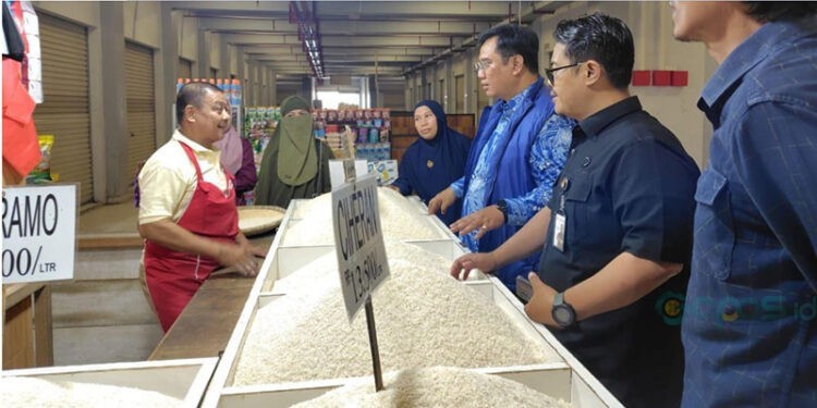 Anggota Ombudsman RI Yeka Hendra Fatika (tiga dari kanan) saat melakukan pengawasan harga beras di Pasar Sentral
Gorontalo.(Foto: Ombudsman Gorontalo)