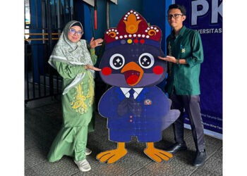 Maskot PKKMB Unbita PiKaPro bersama Rektor UNBITA, Dr. Ellys Rachman dan Ketua Penerimaan Mahasiswa Baru UNBITA, Misbahudin Djaba