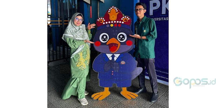 Maskot PKKMB Unbita PiKaPro bersama Rektor UNBITA, Dr. Ellys Rachman dan Ketua Penerimaan Mahasiswa Baru UNBITA, Misbahudin Djaba