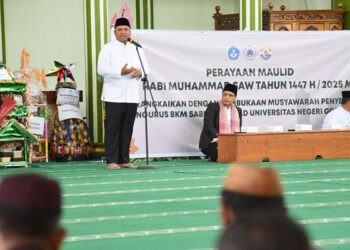 Rektor UNG, Eduart Wolok saat memberikan sambutan di Masjid Sabirularysad UNG (kamis/18/9/2025)