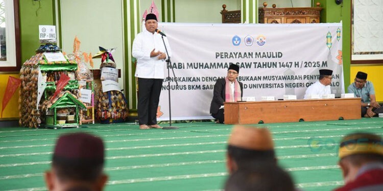 Rektor UNG, Eduart Wolok saat memberikan sambutan di Masjid Sabirularysad UNG (kamis/18/9/2025)