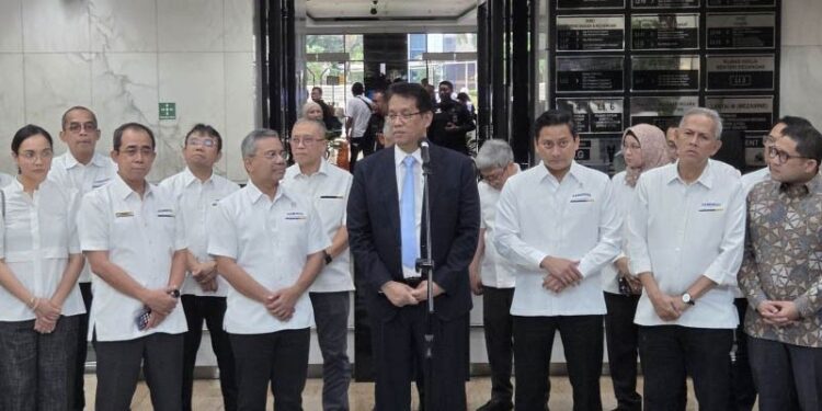 Menteri Keuangan (Menkeu) Purbaya Yudhi Sadewa (tengah) dalam konferensi pers, di Kantor Kementerian Keuangan, Jakarta, Senin (8/9/2025). ANTARA/Imamatul Silfia/