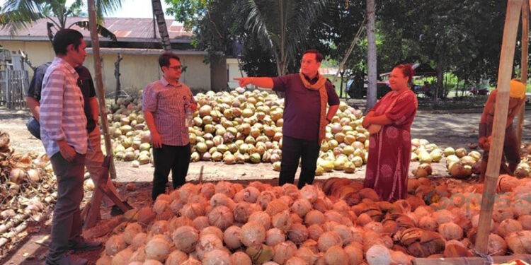Anggota Ombudsman Republik Indonesia Yeka Hendra Fatika saat bertatap muka dengan petani kelapa di Gorontalo