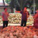Anggota Ombudsman Republik Indonesia Yeka Hendra Fatika saat bertatap muka dengan petani kelapa di Gorontalo