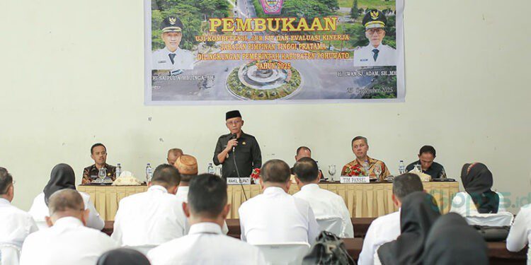 Wakil Bupati Pohuwato, Iwan Adam, memberikan sambutan job fit dan evaluasi kinerja, berlangsung di Aula cafe oma, Kamis (25/09/2025) (Abdul Razak Prokopim Pohuwato)
