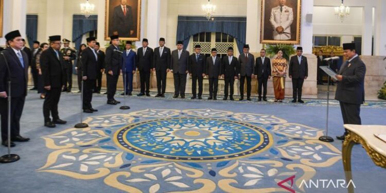Presiden Prabowo Subianto (kanan) membacakan sumpah jabatan saat melantik menteri dan wakil menteri Kabinet Merah Putih di Istana Negara, Jakarta, Rabu (17/9/2025). Presiden Prabowo melantik sejumlah pejabat pemerintahan diantaranya Menteri Koordinator Bidang Politik dan Keamanan Djamari Chaniago, Menteri Pemuda dan Olahraga Erick Thohir, Wakil Menteri Ketenagakerjaan Afrianyah Noor, Wakil Menteri Kehutanan Rohmat Marzuki, Wakil Menteri Koperasi Faridah Faridjah, Kepala Badan Komunikasi Pemerintah Angga Raka Prabowo dan Kepala Kantor Staf Kepresidenan M Qodari. ANTARA FOTO/Muhammad Adimaja/rwa. (ANTARA FOTO/MUHAMMAD ADIMAJA)