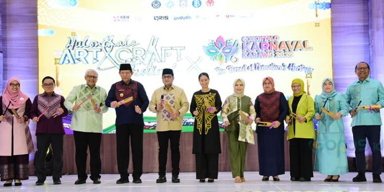 Kiri ke Kanan: Ketua PIPEBI Gorontalo, Ny. Karina Bambang, Kepala Perwakilan BI Gorontalo, Bambang Setya Permana, Kepala Departemen Regional BI, Arief Hartawan, Gubernur Gorontalo, Gusnar Ismail, Menteri Ekraf, Teuku Riefky Harsya, Wakil Menteri Pariwisata, Ni Luh Puspa, Wakil Gubernur Gorontalo, Idah Syahidah, Ketua Dekranasda Provinsi Gorontalo, Ny. Nani Ismail Mokodongan, serta Sekda Provinsi Gorontalo, Sofyan Ibrahim, membunyikan alat musik polopalo menandai pembukaan HACF 2025