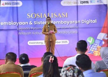 Wakil Bupati Gorontalo Utara Nurjana Hasan Yusuf, memberikan sambutan dalam sosialisasi pembiayaan dan sistem pembayaran digital yang dilaksanakan pada hari Senin (22/9/2025) di Taman Rakyat Desa Molingkapoto, Kecamatan Kwandang Gorontalo Utara.