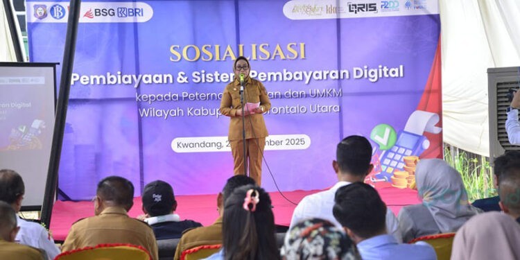 Wakil Bupati Gorontalo Utara Nurjana Hasan Yusuf, memberikan sambutan dalam sosialisasi pembiayaan dan sistem pembayaran digital yang dilaksanakan pada hari Senin (22/9/2025) di Taman Rakyat Desa Molingkapoto, Kecamatan Kwandang Gorontalo Utara.