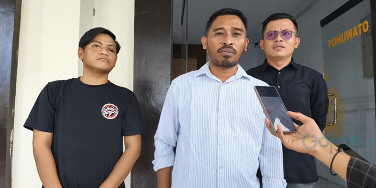 Kuasa hukum korban, Hendriyanto Mahmud, mendampingi korban saat menempuh jalur hukum di Polres Pohuwato.