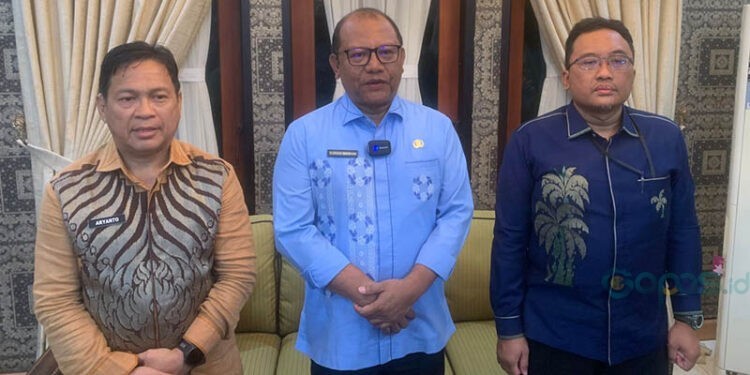 Sekdaprov Gorontalo, Sofyan Ibrahim (tengah) didampingi Deputi Kepala Perwakilan BI Gorontalo, Ciptoning Suryo Chondro (kanan) dan Kepala Dinas Pariwisata Provinsi Gorontalo, Ariyanto Husain, menyampaikan informasi penundaan pelaksanaan GKK dan HACF 2025, Kamis (4/9/2025). (Rama/gopos)