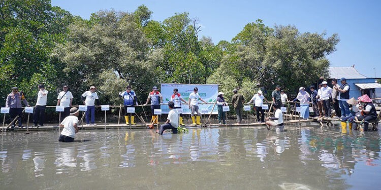 PT Pertamina Patra Niaga Regional Sulawesi melalui Integrated Terminal (IT) Makassar menandatangani Nota Kesepahaman (MoU) dengan Pemerintah Kota (Pemkot) Makassar dalam meluncurkan Program Ecoeduwisata Mangrove