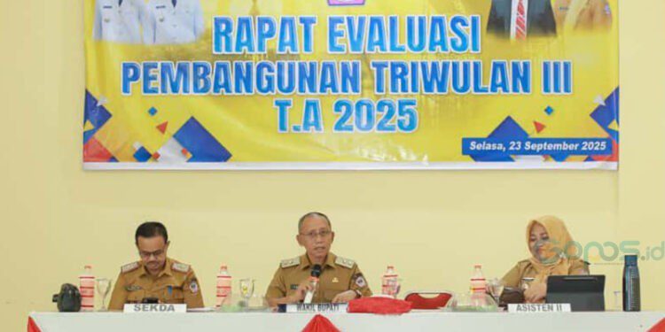 Wakil Bupati Pohuwato, Iwan Adam, memimpin rapat evaluasi pembangunan triwulan III tahun anggaran 2025, berlangsung di ruang rapat gunung pani kantor Bupati Pohuwato, Selasa (23/09/2025) (Iwan Karim Prokopim Pohuwato)