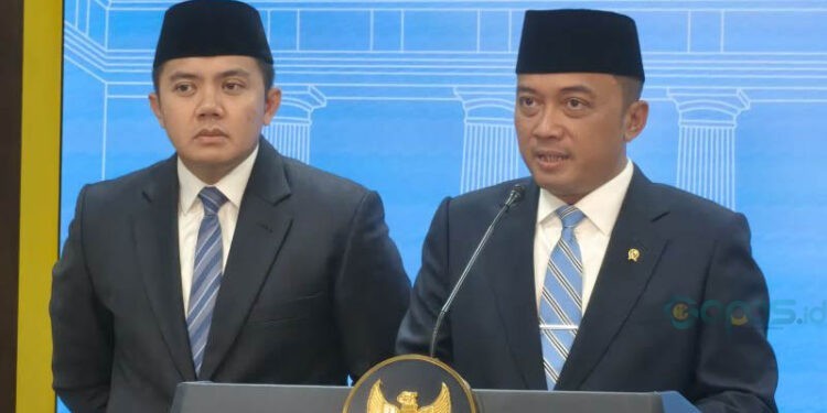 Menteri Sekretaris Negara Prasetyo Hadi (kanan) dalam keterangan pers di Kantor Presiden, Jakarta, Senin (8 September 2025). ANTARA/Andi Firdaus/rst
