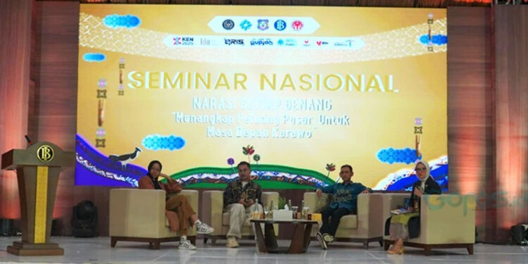 menghadirkan Seminar Nasional Karawo dengan menghadirkan narasumber lintas bidang, yakni Dr. Herwin Mopangga (Akademisi UNG), Ariy Arka (Entrepreneur, Fashion Designer & Influencer), dan Franka Soeria (CEO Markamarie, Modest Fashion Indonesia), serta dimoderatori oleh Dr. Isnawati Ilahude M (Founder TIAR Handycraft & Direktur Galeri OLAKU). (FOto:Putra/Humas BI Gorontalo)