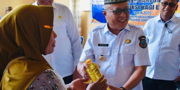 Bantuan bahan produksi saat diserahkan secara simbolis oleh Bupati Gorontalo Sofyan Puhi. (F. Humas Pemkab Gorontalo)