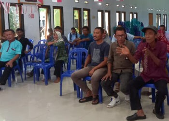 Ketua BPD Desa Molantadu saat menyampaikan Aspirasi dan keluhan masyarakat terhadap persoalan Tempat Pemrosesan Akhir (TPA) Sampah Molantadu dalam Kunjungan Kerja dan Rapat Koordinasi Wakil Bupati Gorut, Sekda dan Kadis DLH di Kantor Desa Molantadu, Kamis (11/9/2025) (Gusti/Gopos)