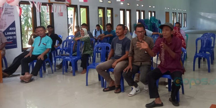 Ketua BPD Desa Molantadu saat menyampaikan Aspirasi dan keluhan masyarakat terhadap persoalan Tempat Pemrosesan Akhir (TPA) Sampah Molantadu dalam Kunjungan Kerja dan Rapat Koordinasi Wakil Bupati Gorut, Sekda dan Kadis DLH di Kantor Desa Molantadu, Kamis (11/9/2025) (Gusti/Gopos)