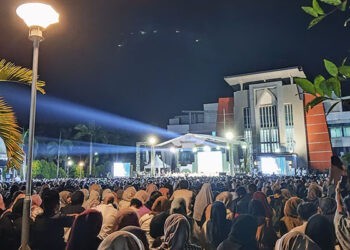 suasana kegiatan UNG Bersholawat di lapangan rektorat UNG yang diikuti oleh puluhan ribu peserta baik dari mahasiswa, tendik dan masyarakat (Rama/Gopos)
