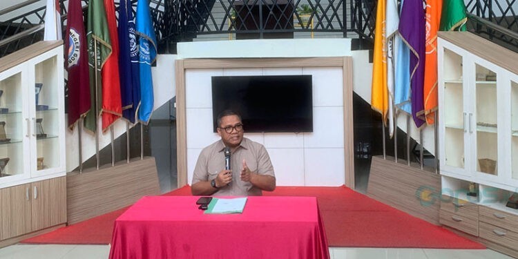 Rektor UNG, Eduart Wolok saat memberikan konferensi pers di gedung rektorat UNG (Selasa/23/9/2025) (Rama/Gopos)