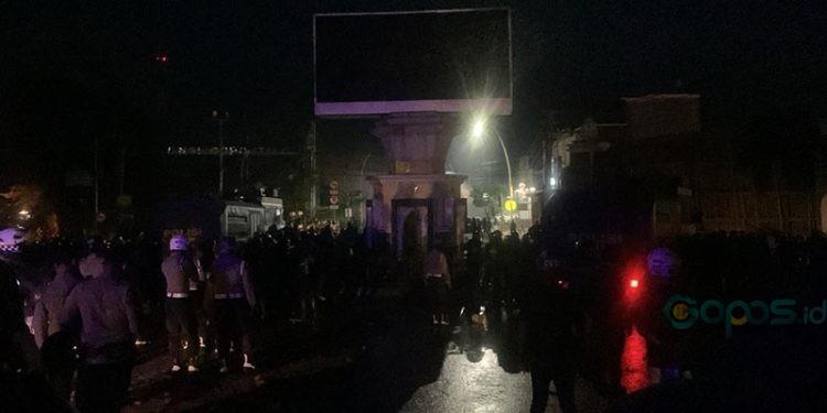 Situasi di Perlimaan Telaga diwarnai ketegangan antara massa aksi dan petugas pengamanan, Senin (1/9/2025)