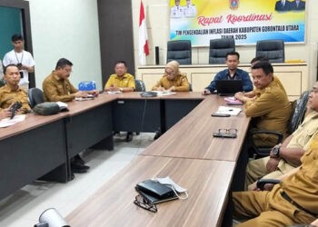 Wakil Bupati Gorontalo Utara, Nurjana Hasan Yusuf beserta Pimpinan OPD terkait, Kepala BPS Gorut hadir dalam Rakor dengan Kementrian RI melalui Zoom Meeting di Ruang Rapat Kominfo, Senin, (8/9/2025). (Opal/Humas)