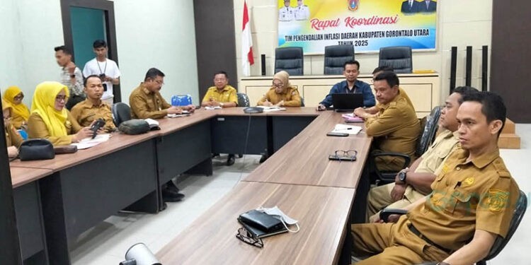 Wakil Bupati Gorontalo Utara, Nurjana Hasan Yusuf beserta Pimpinan OPD terkait, Kepala BPS Gorut hadir dalam Rakor dengan Kementrian RI melalui Zoom Meeting di Ruang Rapat Kominfo, Senin, (8/9/2025). (Opal/Humas)