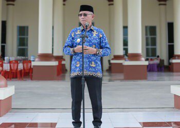 Wakil Bupati Pohuwato, Iwan Adam, memberikan sambutan apel Korpri tingkat Kabupaten, berlangsung di halaman kantor Bupati, Rabu (17/09/2025) (Abdul Razak Prokopim Pohuwato)
