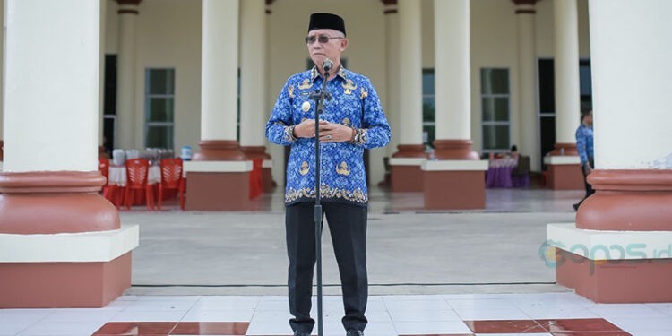 Wakil Bupati Pohuwato, Iwan Adam, memberikan sambutan apel Korpri tingkat Kabupaten, berlangsung di halaman kantor Bupati, Rabu (17/09/2025) (Abdul Razak Prokopim Pohuwato)