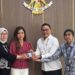 Wartawan CNN Indonesia Diana Valencia (tengah) menerima kembali kartu identitas (ID) liputan Istana usai pertemuan dengan Biro Pers Sekretariat Presiden dan CNN Indonesia di Kompleks Istana Kepresidenan Jakarta, Senin (29/9/2025). (ANTARA/Dokumentasi Pribadi)