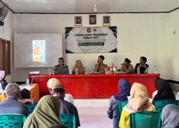 Mahasiswa Kuliah Kerja Nyata (KKN) Universitas Negeri Gorontalo (UNG) Desa Tingkohubu saat melakukan sosialisasi kepada masyarakat, Sabtu (6/9/2025)