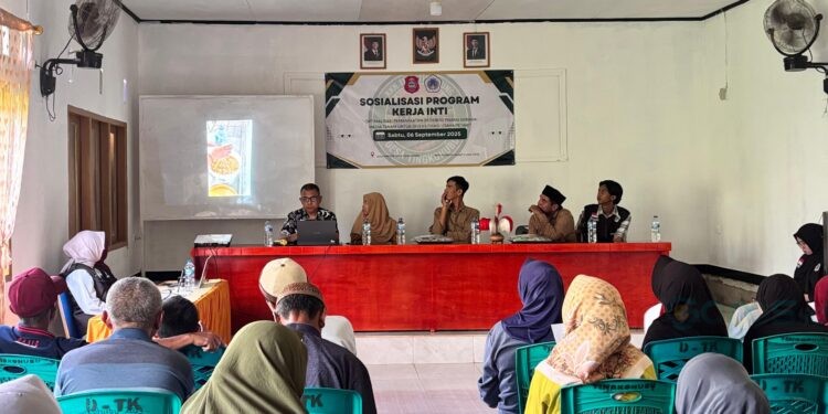Mahasiswa Kuliah Kerja Nyata (KKN) Universitas Negeri Gorontalo (UNG) Desa Tingkohubu saat melakukan sosialisasi kepada masyarakat, Sabtu (6/9/2025)
