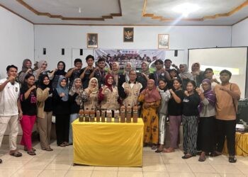 Mahasiswa KKN Tematik UNG Desa Tunggulo Selatan saat memperkenalkan pupuk organik Nano Grow kepada masyarakat
