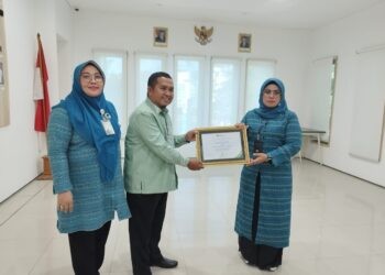 Penanggungjawab Wadah “Nur Annisa Lestari”, Abd. Kadir Pakaya saat menerima Penghargaan Wadah Perisai Terbaik I di Kantor Wilayah (Kanwil) Sulawesi Maluku BPJS Ketenagakerjaan, Kamis (18/9/2025)