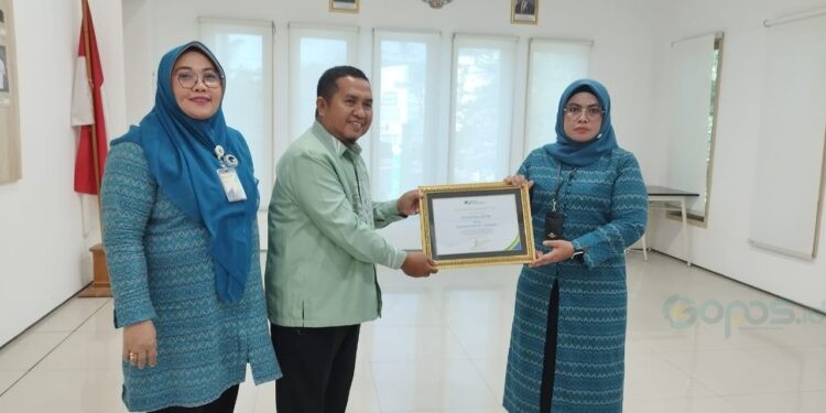 Penanggungjawab Wadah “Nur Annisa Lestari”, Abd. Kadir Pakaya saat menerima Penghargaan Wadah Perisai Terbaik I di Kantor Wilayah (Kanwil) Sulawesi Maluku BPJS Ketenagakerjaan, Kamis (18/9/2025)