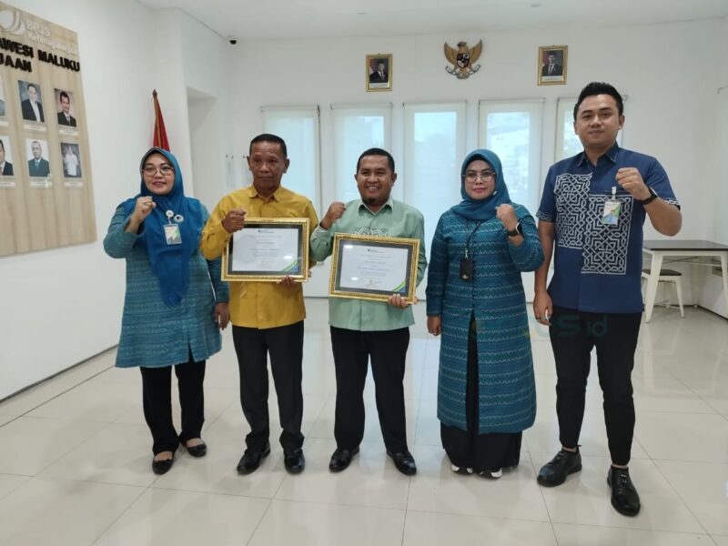 Penanggungjawab Wadah “Nur Annisa Lestari”, Abd. Kadir Pakaya saat menerima Penghargaan Wadah Perisai Terbaik I di Kantor Wilayah (Kanwil) Sulawesi Maluku BPJS Ketenagakerjaan, Kamis (18/9/2025)