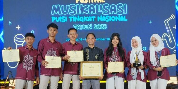 Tim Musikalisasi Puisi SMA Negeri 1 Telaga Biru yang dikomandani Mohamad Ridwan Bokiu, S.Pd  ketika memperlihatkan prestasinya.