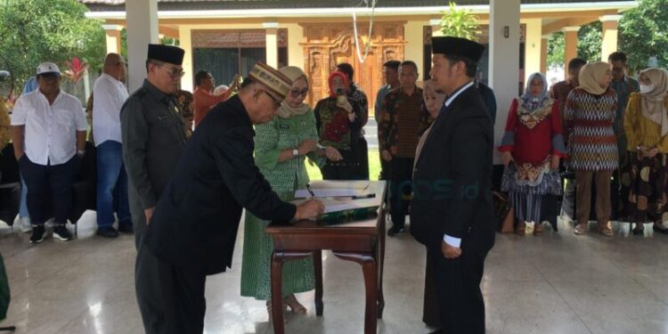 Bupati Bone Bolango, Ismet Mile saat melantik dan mengambil sumpah sejumlah pejabat pengawas dan administrator di lingkungan Pemerintah Kabupaten Bolango, Jumat (26/9/2025). (Foto Indra/Gopos)