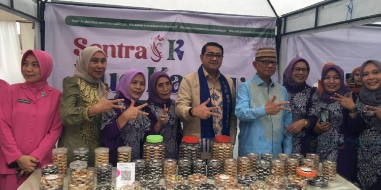 Menteri Ekonomi Kreatif Republik Indonesia, Teuku Riefky Harsya didampingi Bupati Ismet Mile saat meninjau booth ekonomi kreatif di Desa Tanggilingo, Sabtu (27/9/2025). (Foto Indra/Gopos)